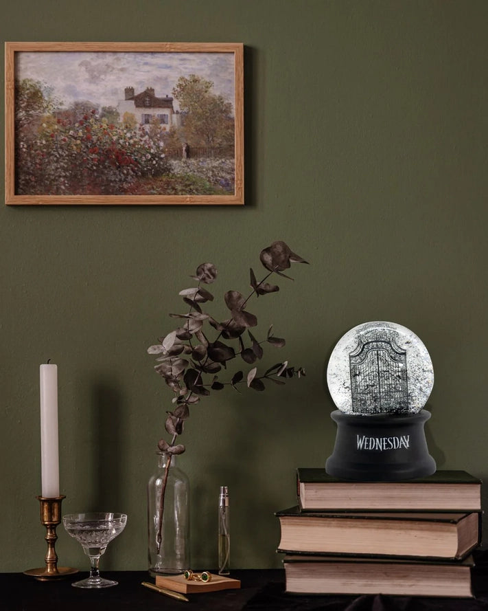 Wednesday Schneekugel Nevermore Academy