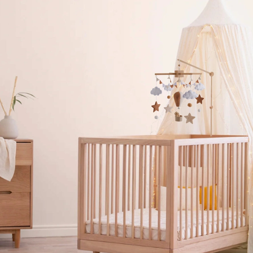 Handgefertigtes Baby-Mobile – Heißluftballon | Filz & Holz