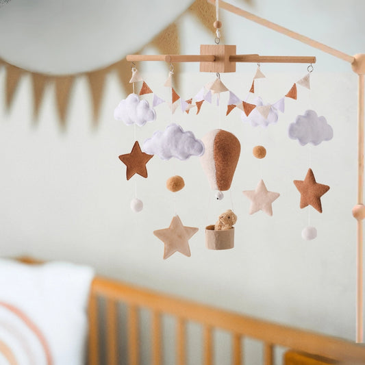 Handgefertigtes Baby-Mobile – Heißluftballon | Filz & Holz